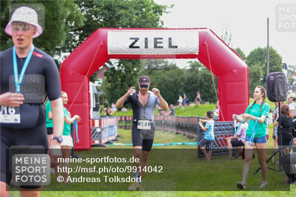 21.06.2026 - 29. Vierlanden-Triathlon Andreas Tolksdorf http://msf.ph/oto/9914042 21.06.2026 11:18:23 Ziel 361, 412 meine-sportfotos.de