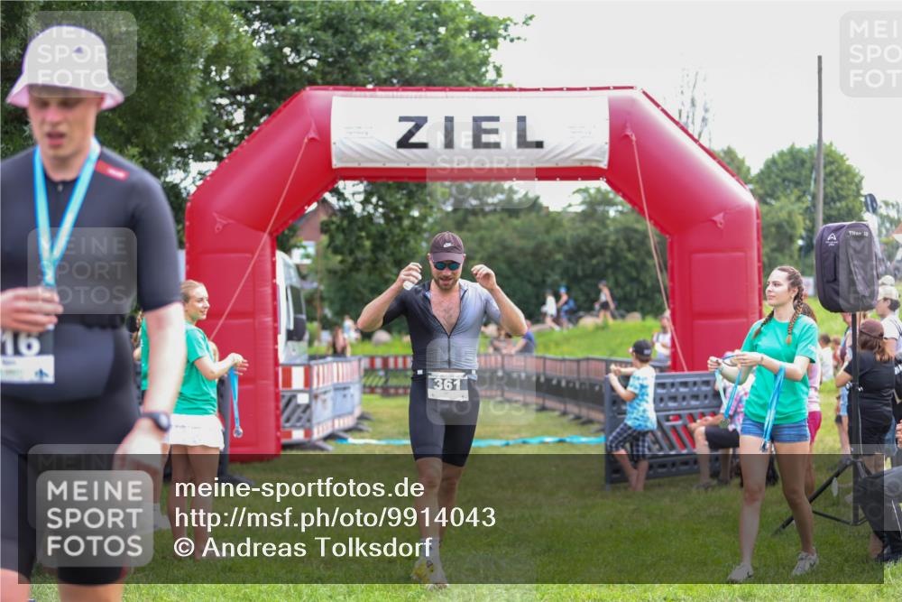 21.06.2026 - 29. Vierlanden-Triathlon Andreas Tolksdorf http://msf.ph/oto/9914043 21.06.2026 11:18:23 Ziel 361, 412 meine-sportfotos.de