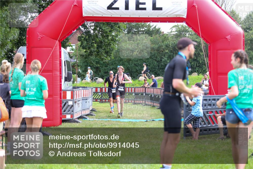 21.06.2026 - 29. Vierlanden-Triathlon Andreas Tolksdorf http://msf.ph/oto/9914045 21.06.2026 11:18:27 Ziel 412 meine-sportfotos.de