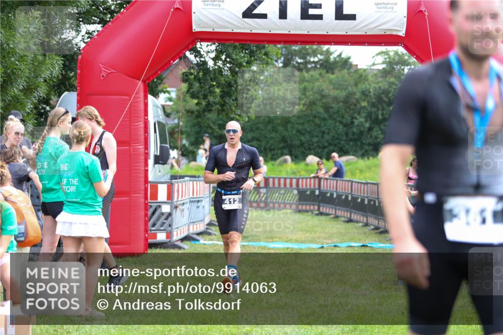 21.06.2026 - 29. Vierlanden-Triathlon Andreas Tolksdorf http://msf.ph/oto/9914063 21.06.2026 11:18:32 Ziel 412 meine-sportfotos.de