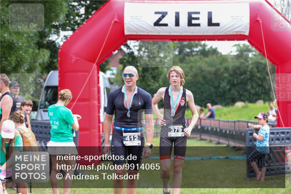 21.06.2026 - 29. Vierlanden-Triathlon Andreas Tolksdorf http://msf.ph/oto/9914065 21.06.2026 11:18:38 Ziel  meine-sportfotos.de