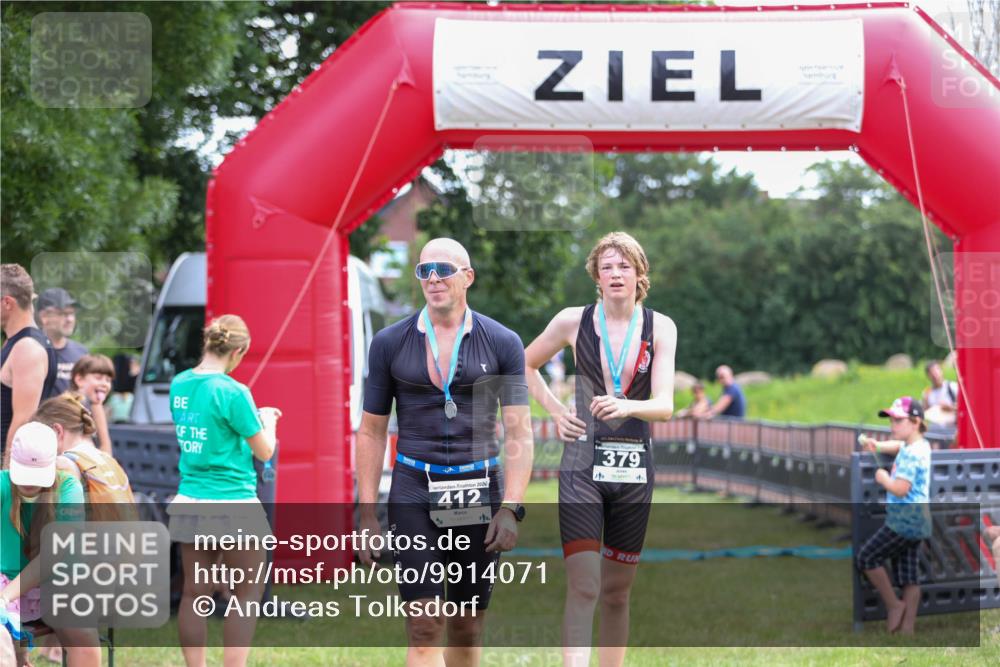 21.06.2026 - 29. Vierlanden-Triathlon Andreas Tolksdorf http://msf.ph/oto/9914071 21.06.2026 11:18:39 Ziel  meine-sportfotos.de