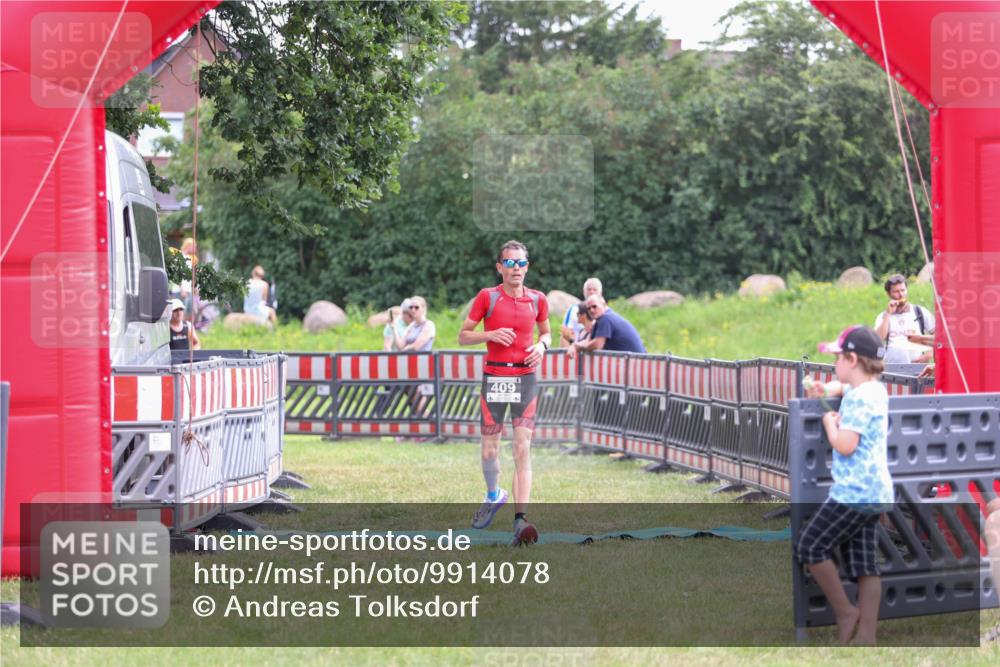 21.06.2026 - 29. Vierlanden-Triathlon Andreas Tolksdorf http://msf.ph/oto/9914078 21.06.2026 11:18:57 Ziel 409, 468 meine-sportfotos.de