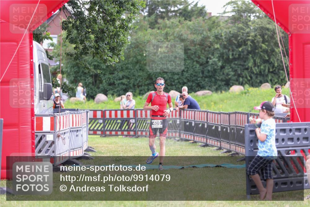 21.06.2026 - 29. Vierlanden-Triathlon Andreas Tolksdorf http://msf.ph/oto/9914079 21.06.2026 11:18:57 Ziel 409, 468 meine-sportfotos.de