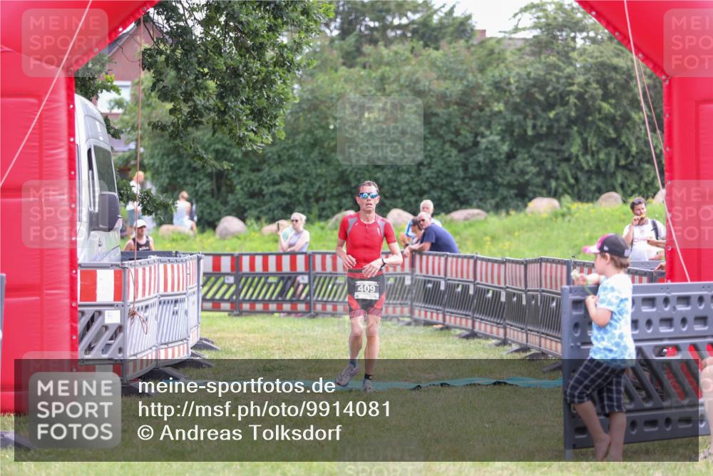 21.06.2026 - 29. Vierlanden-Triathlon Andreas Tolksdorf http://msf.ph/oto/9914081 21.06.2026 11:18:57 Ziel 409, 468 meine-sportfotos.de