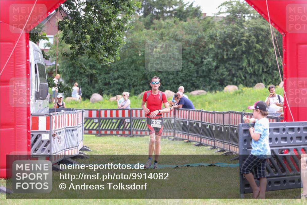 21.06.2026 - 29. Vierlanden-Triathlon Andreas Tolksdorf http://msf.ph/oto/9914082 21.06.2026 11:18:57 Ziel 409, 468 meine-sportfotos.de
