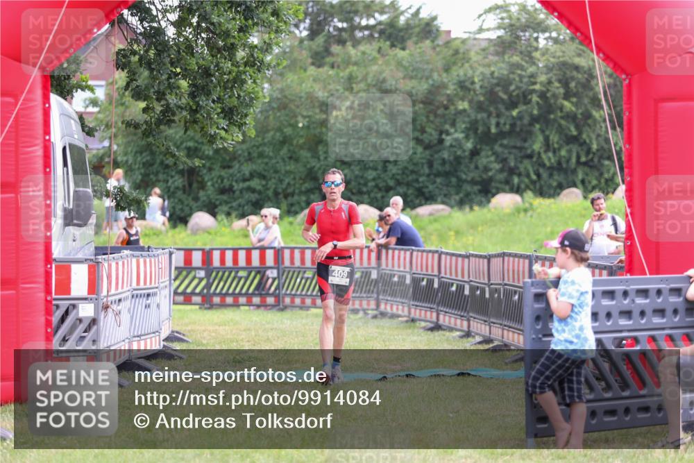 21.06.2026 - 29. Vierlanden-Triathlon Andreas Tolksdorf http://msf.ph/oto/9914084 21.06.2026 11:18:57 Ziel 409, 468 meine-sportfotos.de