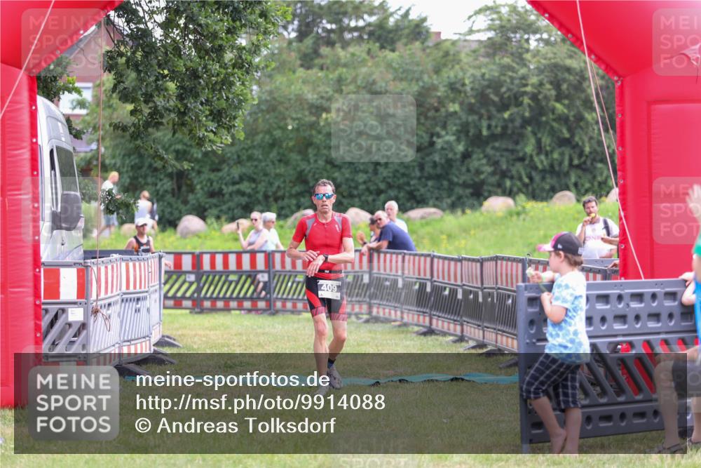 21.06.2026 - 29. Vierlanden-Triathlon Andreas Tolksdorf http://msf.ph/oto/9914088 21.06.2026 11:18:57 Ziel 409, 468 meine-sportfotos.de
