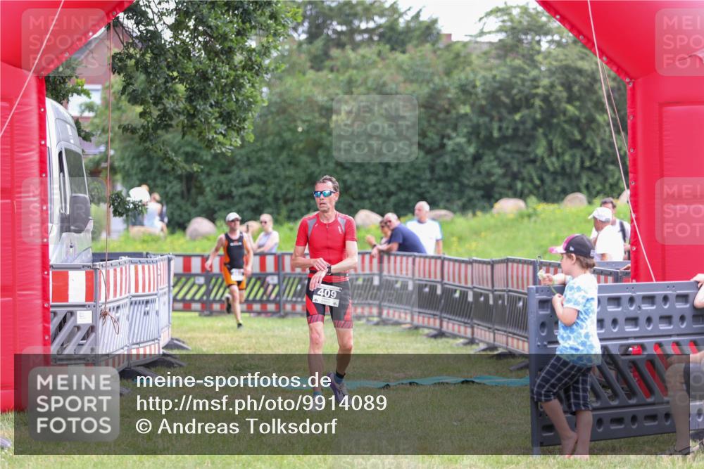 21.06.2026 - 29. Vierlanden-Triathlon Andreas Tolksdorf http://msf.ph/oto/9914089 21.06.2026 11:18:58 Ziel 409, 468 meine-sportfotos.de