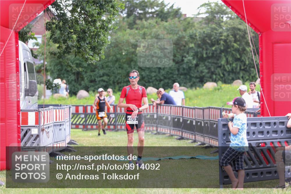 21.06.2026 - 29. Vierlanden-Triathlon Andreas Tolksdorf http://msf.ph/oto/9914092 21.06.2026 11:18:58 Ziel 409, 468 meine-sportfotos.de