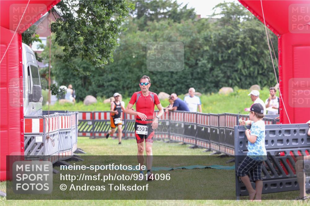 21.06.2026 - 29. Vierlanden-Triathlon Andreas Tolksdorf http://msf.ph/oto/9914096 21.06.2026 11:18:59 Ziel 409, 468 meine-sportfotos.de