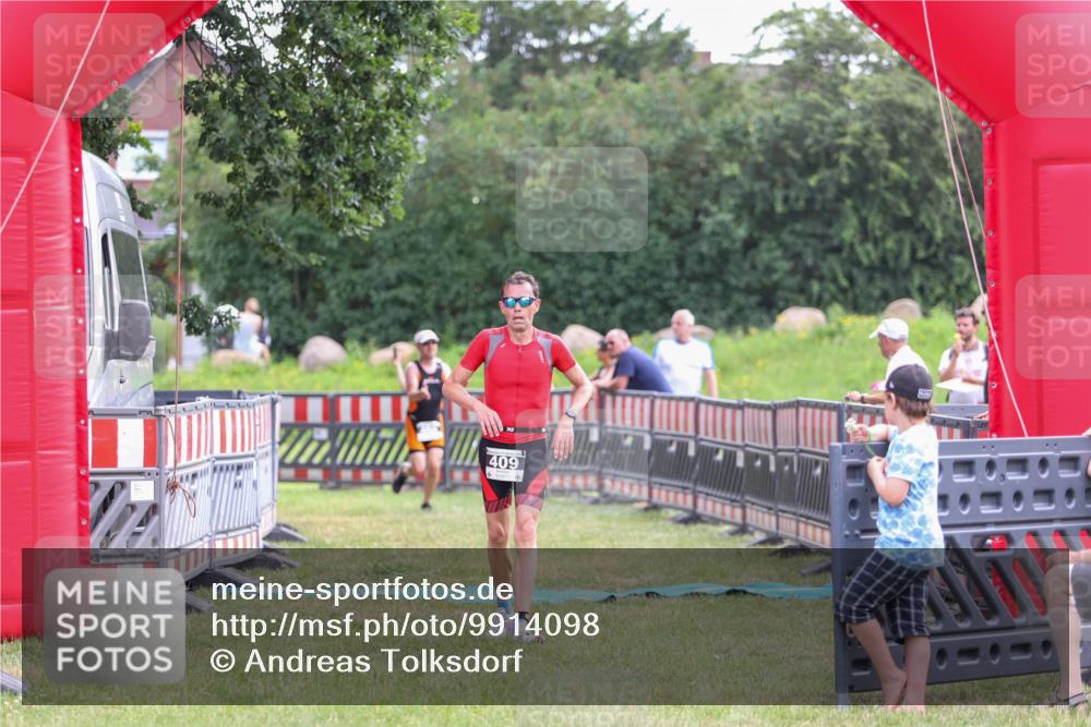 21.06.2026 - 29. Vierlanden-Triathlon Andreas Tolksdorf http://msf.ph/oto/9914098 21.06.2026 11:18:59 Ziel 409, 468 meine-sportfotos.de