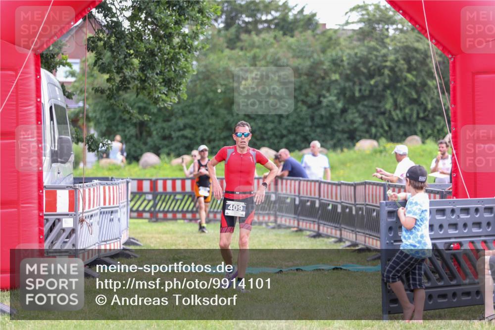 21.06.2026 - 29. Vierlanden-Triathlon Andreas Tolksdorf http://msf.ph/oto/9914101 21.06.2026 11:18:59 Ziel 409, 468 meine-sportfotos.de
