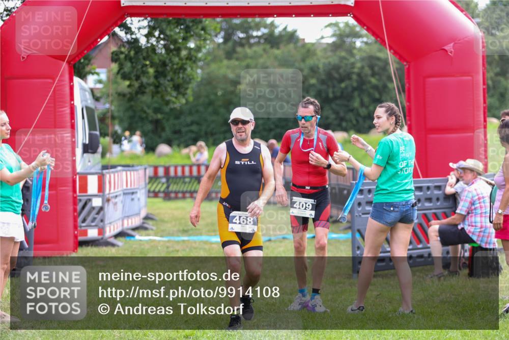 21.06.2026 - 29. Vierlanden-Triathlon Andreas Tolksdorf http://msf.ph/oto/9914108 21.06.2026 11:19:07 Ziel 327, 468 meine-sportfotos.de