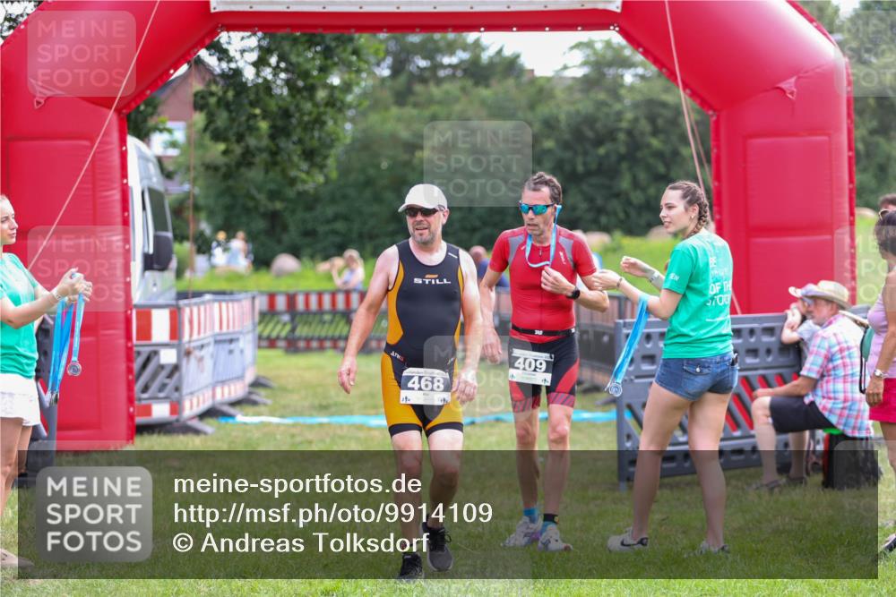 21.06.2026 - 29. Vierlanden-Triathlon Andreas Tolksdorf http://msf.ph/oto/9914109 21.06.2026 11:19:07 Ziel 327, 468 meine-sportfotos.de
