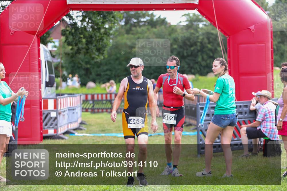 21.06.2026 - 29. Vierlanden-Triathlon Andreas Tolksdorf http://msf.ph/oto/9914110 21.06.2026 11:19:07 Ziel 327, 468 meine-sportfotos.de
