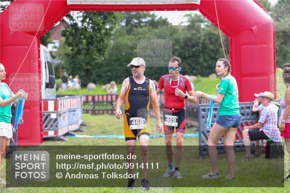 21.06.2026 - 29. Vierlanden-Triathlon Andreas Tolksdorf http://msf.ph/oto/9914111 21.06.2026 11:19:07 Ziel 327, 468 meine-sportfotos.de