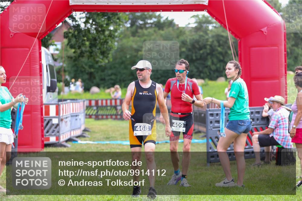 21.06.2026 - 29. Vierlanden-Triathlon Andreas Tolksdorf http://msf.ph/oto/9914112 21.06.2026 11:19:07 Ziel 327, 468 meine-sportfotos.de