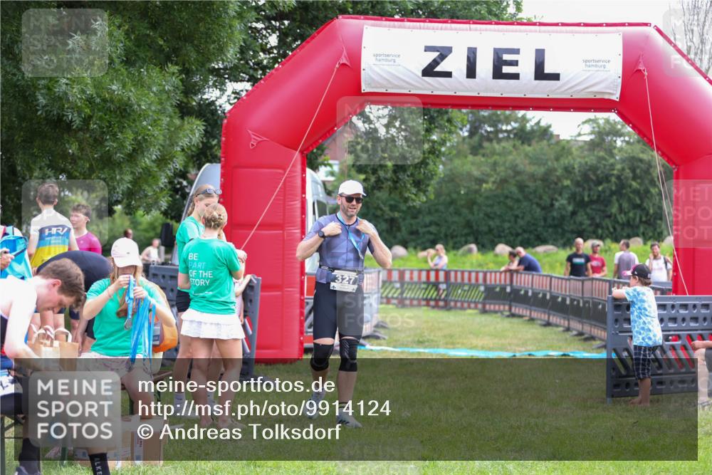 21.06.2026 - 29. Vierlanden-Triathlon Andreas Tolksdorf http://msf.ph/oto/9914124 21.06.2026 11:19:28 Ziel  meine-sportfotos.de