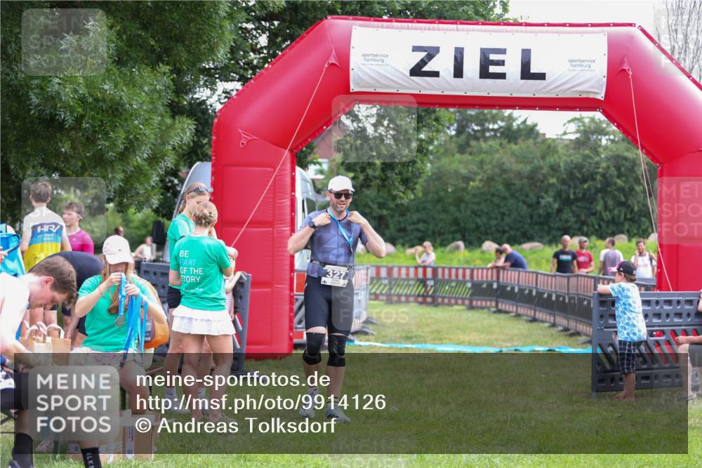 21.06.2026 - 29. Vierlanden-Triathlon Andreas Tolksdorf http://msf.ph/oto/9914126 21.06.2026 11:19:28 Ziel  meine-sportfotos.de