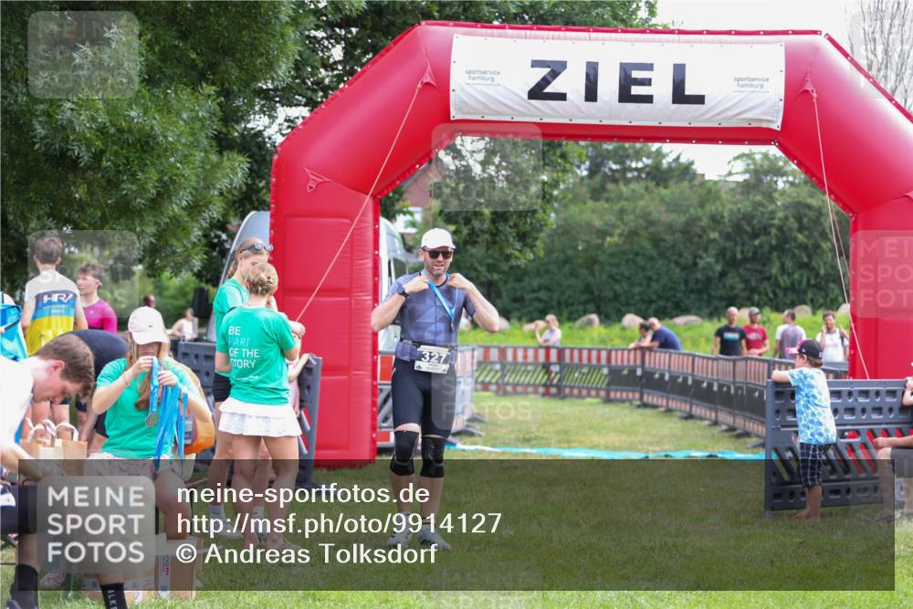 21.06.2026 - 29. Vierlanden-Triathlon Andreas Tolksdorf http://msf.ph/oto/9914127 21.06.2026 11:19:28 Ziel  meine-sportfotos.de