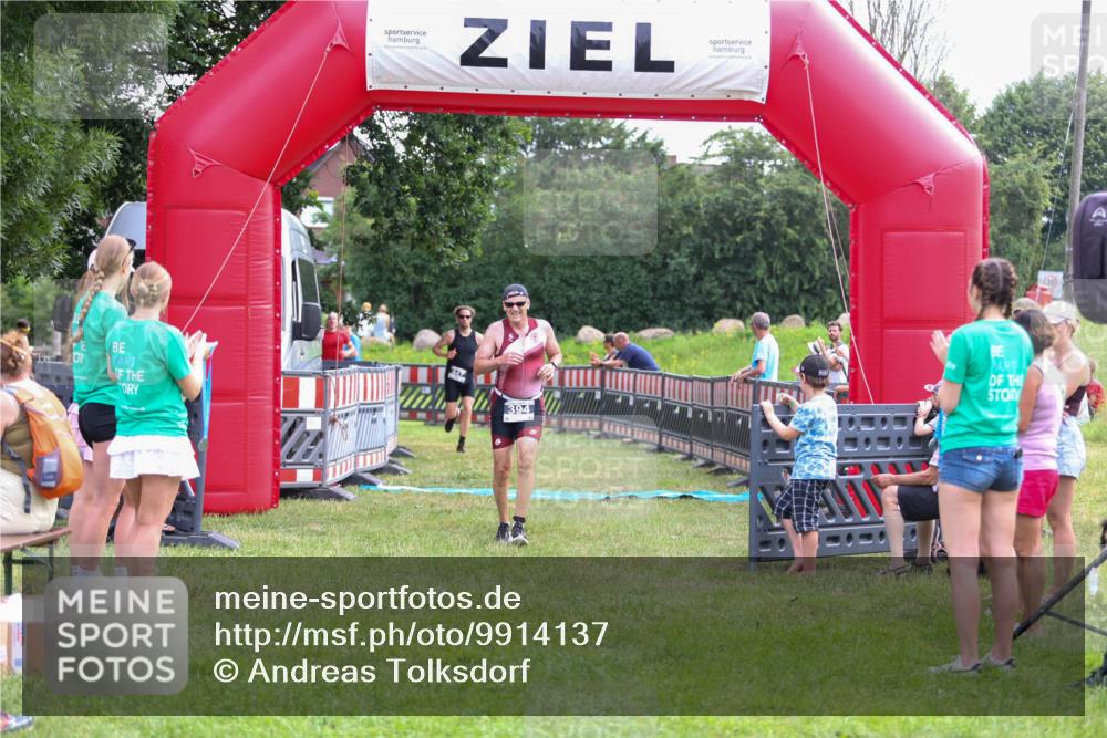 21.06.2026 - 29. Vierlanden-Triathlon Andreas Tolksdorf http://msf.ph/oto/9914137 21.06.2026 11:20:02 Ziel 394, 419, 422, 447, 452 meine-sportfotos.de