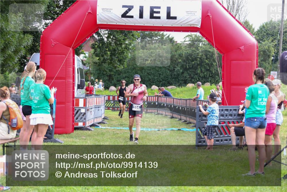 21.06.2026 - 29. Vierlanden-Triathlon Andreas Tolksdorf http://msf.ph/oto/9914139 21.06.2026 11:20:02 Ziel 394, 419, 422, 447, 452 meine-sportfotos.de