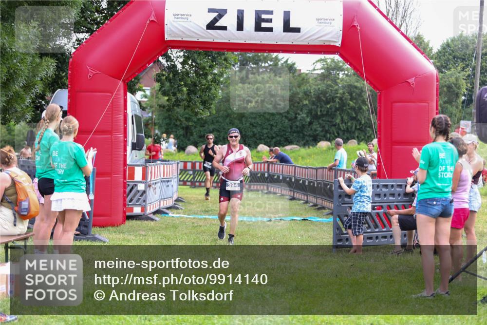 21.06.2026 - 29. Vierlanden-Triathlon Andreas Tolksdorf http://msf.ph/oto/9914140 21.06.2026 11:20:02 Ziel 394, 419, 422, 447, 452 meine-sportfotos.de