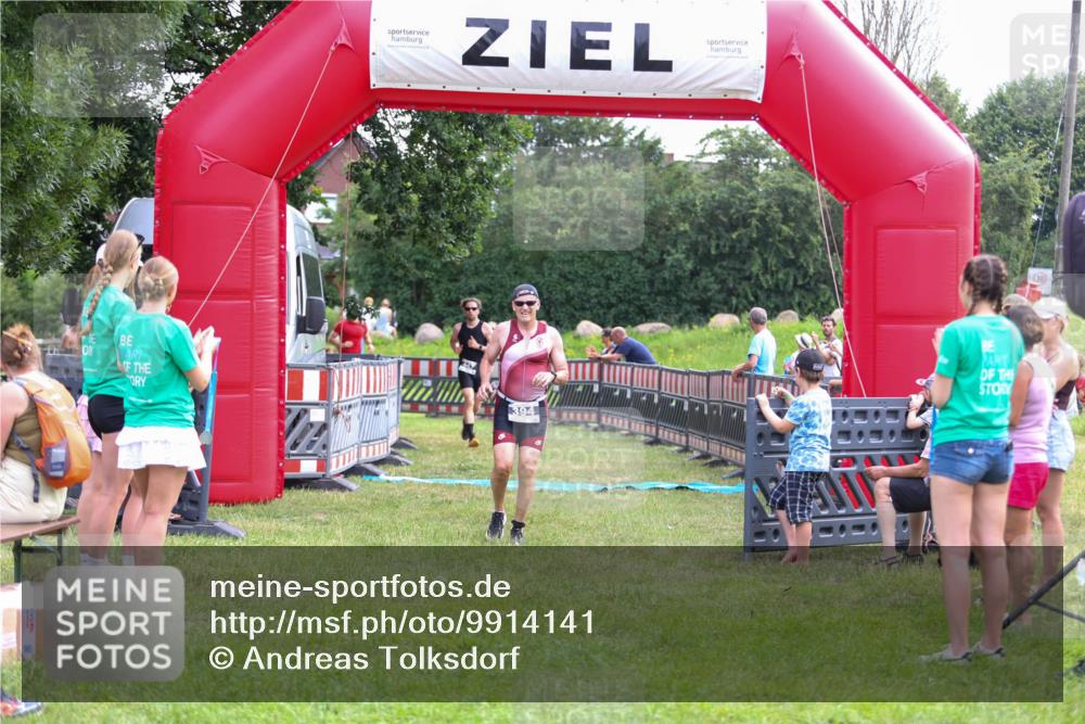 21.06.2026 - 29. Vierlanden-Triathlon Andreas Tolksdorf http://msf.ph/oto/9914141 21.06.2026 11:20:02 Ziel 394, 419, 422, 447, 452 meine-sportfotos.de