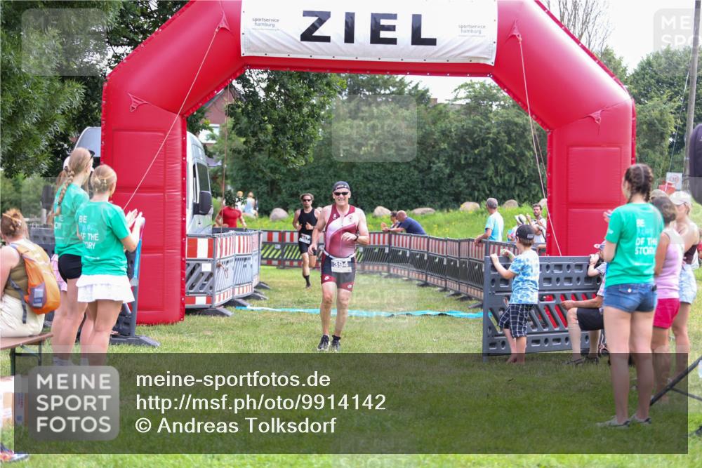 21.06.2026 - 29. Vierlanden-Triathlon Andreas Tolksdorf http://msf.ph/oto/9914142 21.06.2026 11:20:02 Ziel 394, 419, 422, 447, 452 meine-sportfotos.de
