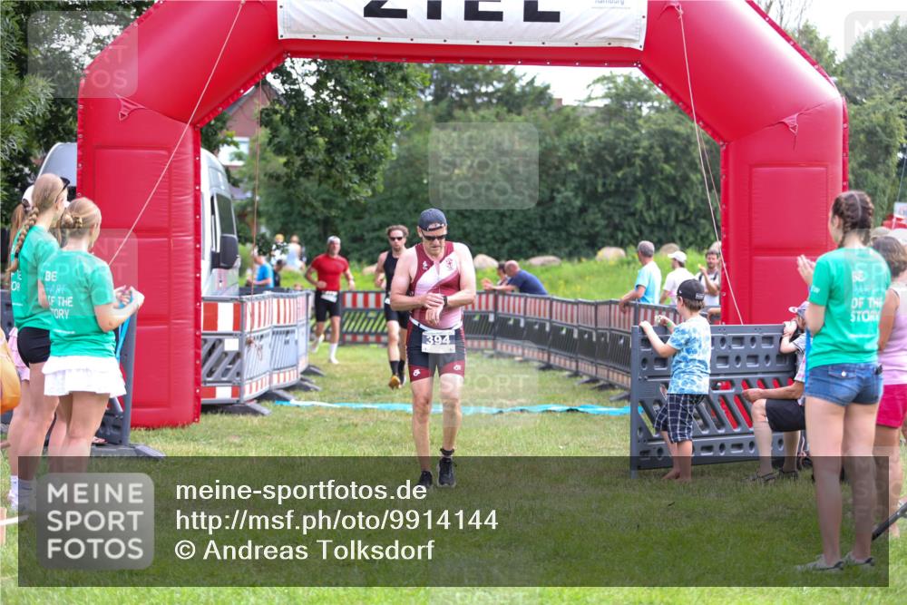 21.06.2026 - 29. Vierlanden-Triathlon Andreas Tolksdorf http://msf.ph/oto/9914144 21.06.2026 11:20:03 Ziel 394, 419, 422, 447, 452 meine-sportfotos.de