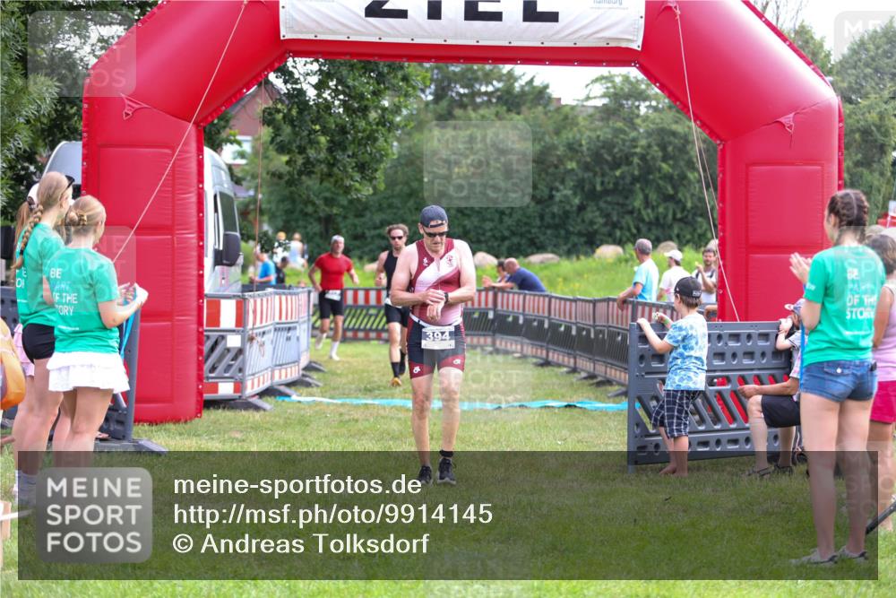 21.06.2026 - 29. Vierlanden-Triathlon Andreas Tolksdorf http://msf.ph/oto/9914145 21.06.2026 11:20:03 Ziel 394, 419, 422, 447, 452 meine-sportfotos.de