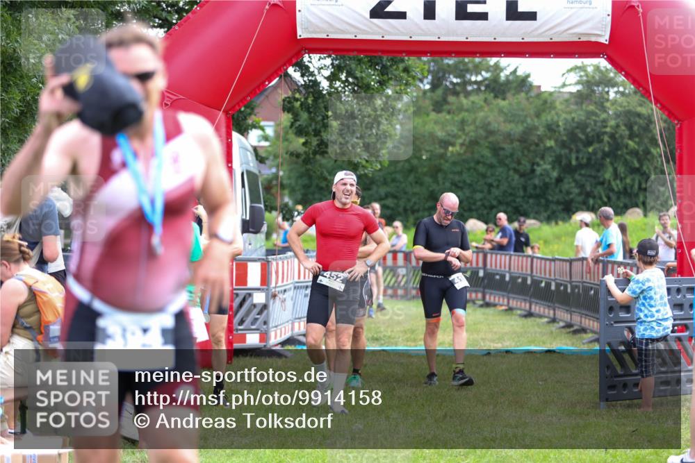 21.06.2026 - 29. Vierlanden-Triathlon Andreas Tolksdorf http://msf.ph/oto/9914158 21.06.2026 11:20:14 Ziel 309, 419, 422, 428 meine-sportfotos.de
