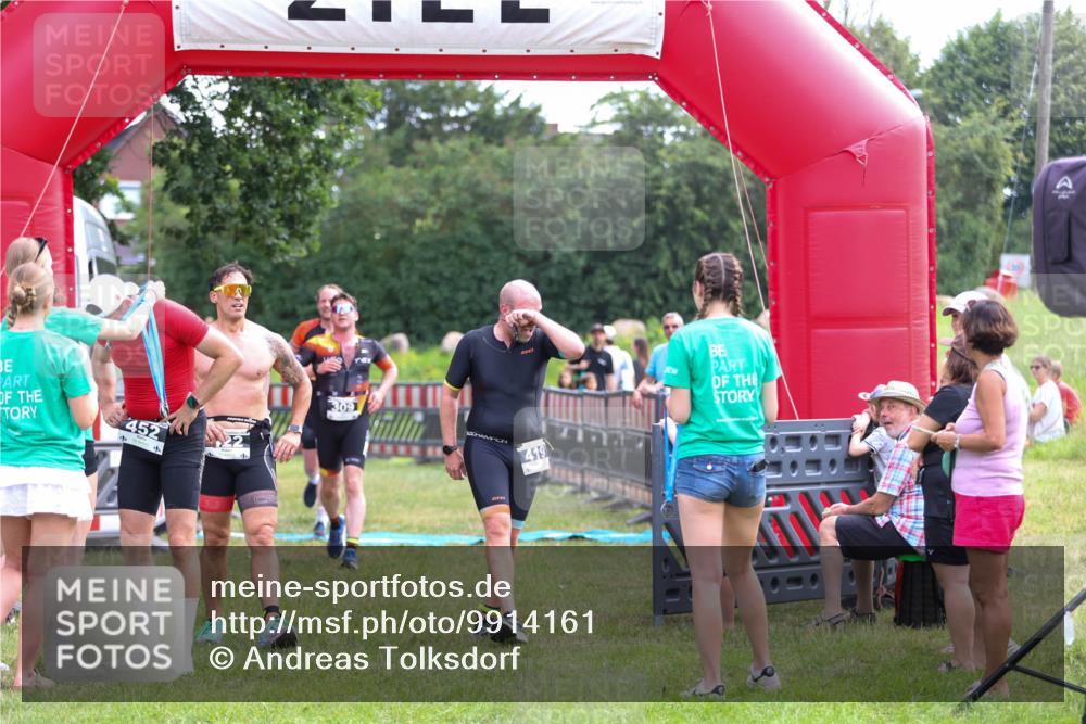 21.06.2026 - 29. Vierlanden-Triathlon Andreas Tolksdorf http://msf.ph/oto/9914161 21.06.2026 11:20:17 Ziel 309, 419, 428 meine-sportfotos.de