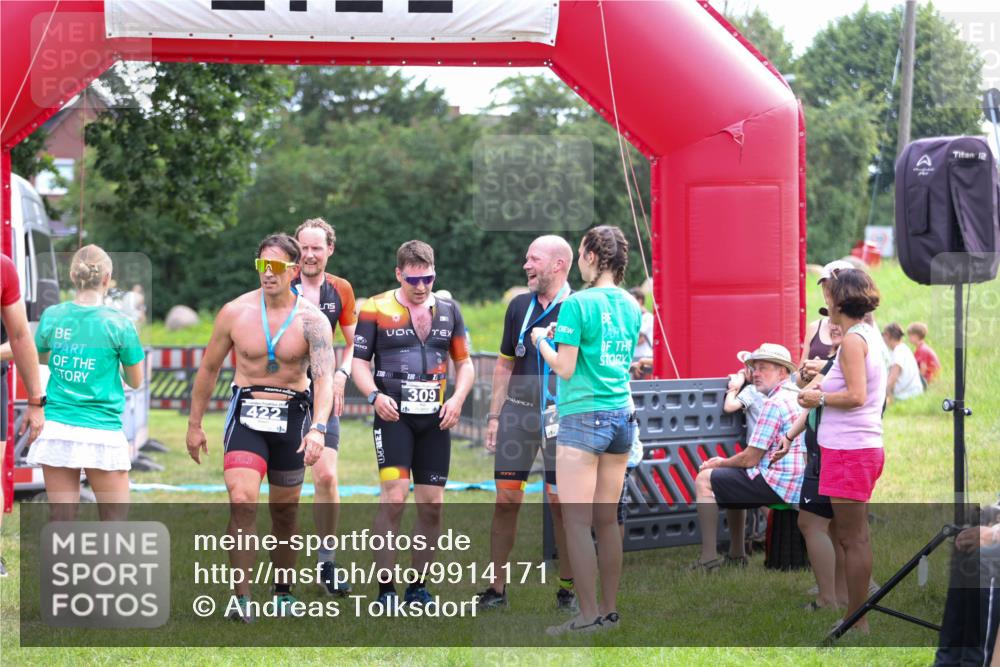 21.06.2026 - 29. Vierlanden-Triathlon Andreas Tolksdorf http://msf.ph/oto/9914171 21.06.2026 11:20:21 Ziel 309, 428 meine-sportfotos.de