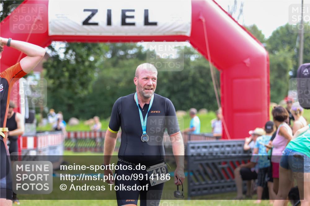 21.06.2026 - 29. Vierlanden-Triathlon Andreas Tolksdorf http://msf.ph/oto/9914186 21.06.2026 11:20:31 Ziel 470 meine-sportfotos.de
