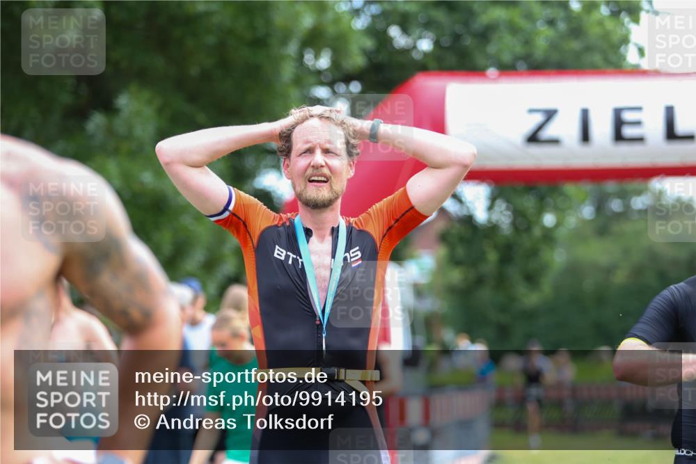 21.06.2026 - 29. Vierlanden-Triathlon Andreas Tolksdorf http://msf.ph/oto/9914195 21.06.2026 11:20:33 Ziel 470 meine-sportfotos.de