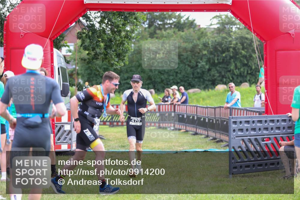 21.06.2026 - 29. Vierlanden-Triathlon Andreas Tolksdorf http://msf.ph/oto/9914200 21.06.2026 11:20:38 Ziel 470 meine-sportfotos.de