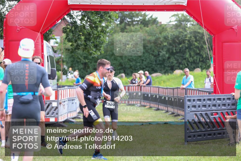 21.06.2026 - 29. Vierlanden-Triathlon Andreas Tolksdorf http://msf.ph/oto/9914203 21.06.2026 11:20:38 Ziel 470 meine-sportfotos.de