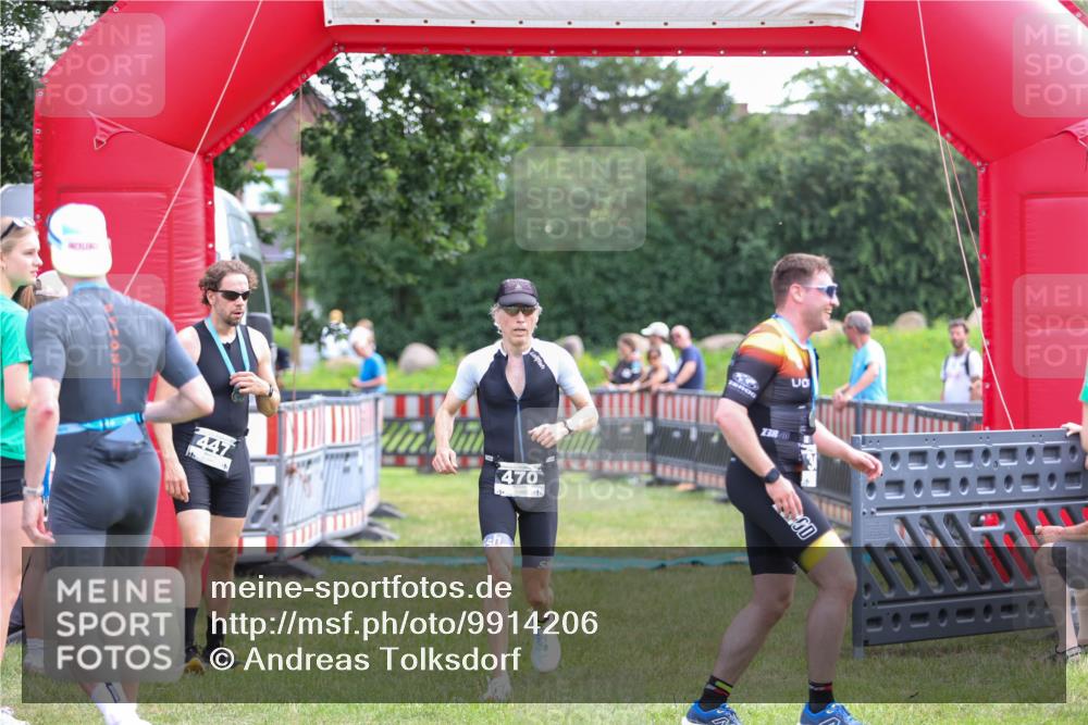 21.06.2026 - 29. Vierlanden-Triathlon Andreas Tolksdorf http://msf.ph/oto/9914206 21.06.2026 11:20:39 Ziel 470 meine-sportfotos.de