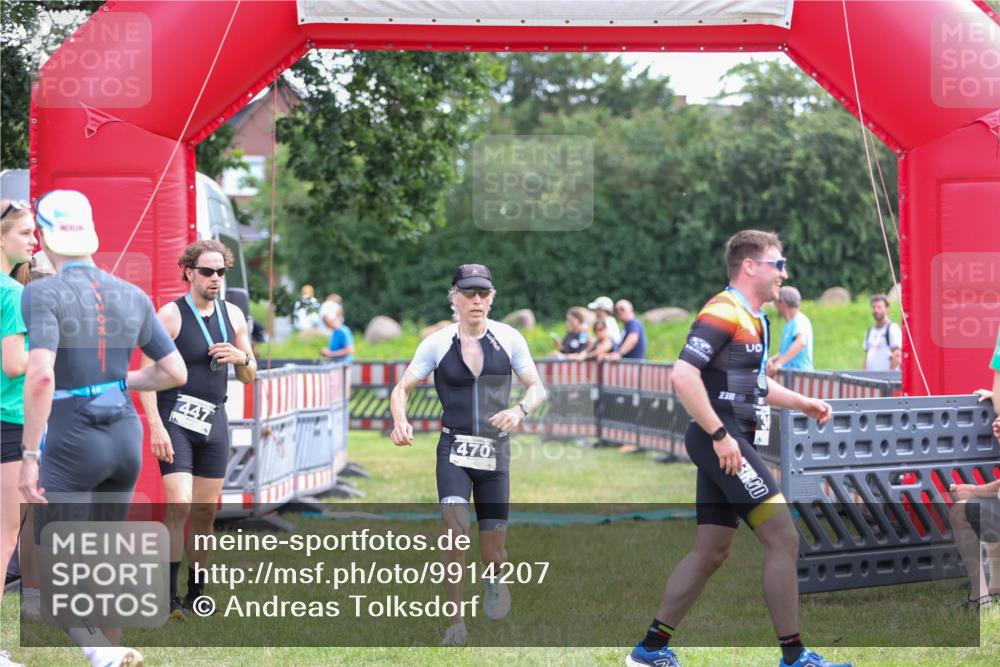 21.06.2026 - 29. Vierlanden-Triathlon Andreas Tolksdorf http://msf.ph/oto/9914207 21.06.2026 11:20:39 Ziel 470 meine-sportfotos.de