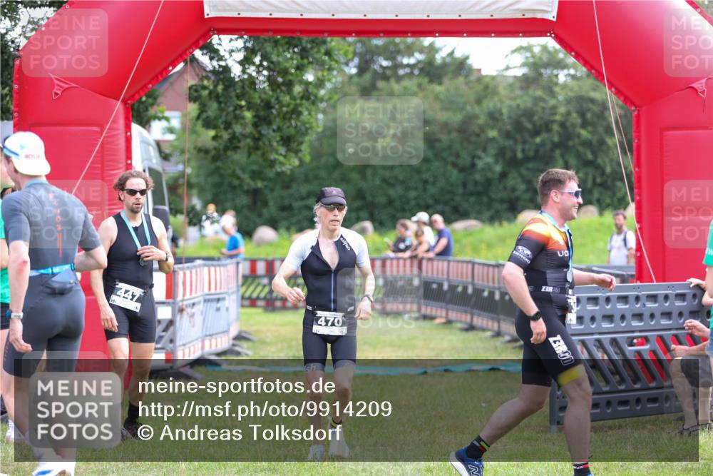 21.06.2026 - 29. Vierlanden-Triathlon Andreas Tolksdorf http://msf.ph/oto/9914209 21.06.2026 11:20:39 Ziel 470 meine-sportfotos.de