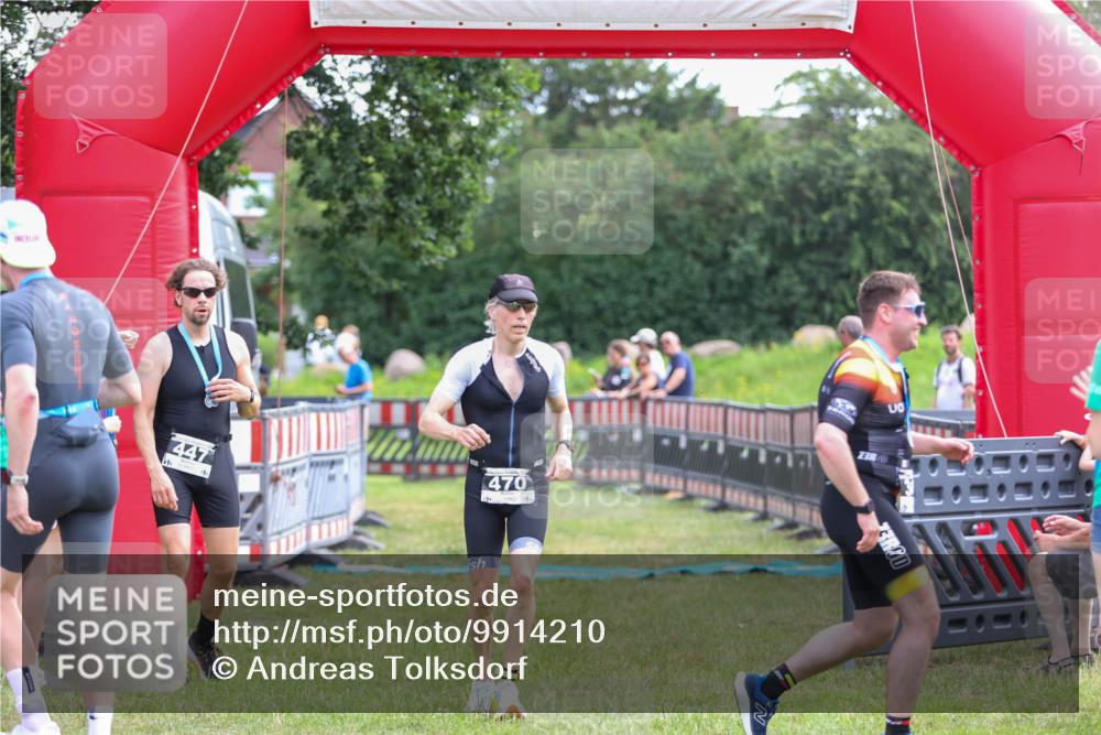 21.06.2026 - 29. Vierlanden-Triathlon Andreas Tolksdorf http://msf.ph/oto/9914210 21.06.2026 11:20:39 Ziel 470 meine-sportfotos.de