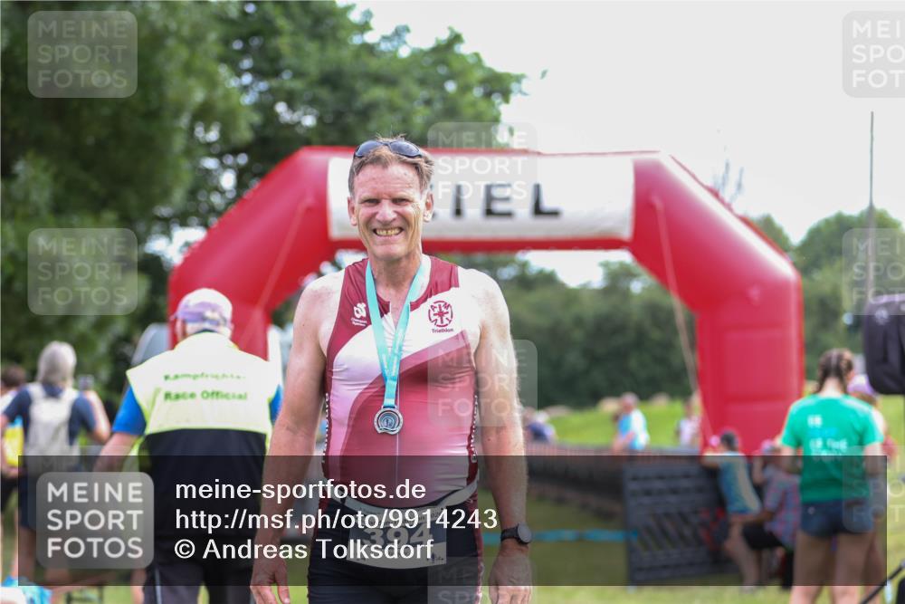 21.06.2026 - 29. Vierlanden-Triathlon Andreas Tolksdorf http://msf.ph/oto/9914243 21.06.2026 11:21:06 Ziel 356 meine-sportfotos.de
