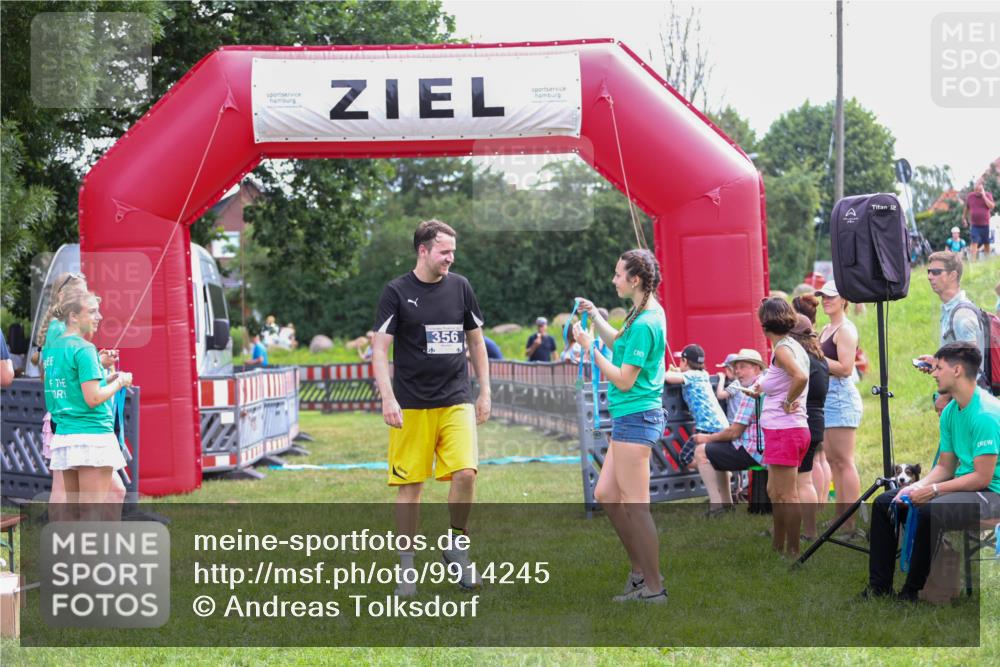 21.06.2026 - 29. Vierlanden-Triathlon Andreas Tolksdorf http://msf.ph/oto/9914245 21.06.2026 11:21:17 Ziel 439 meine-sportfotos.de