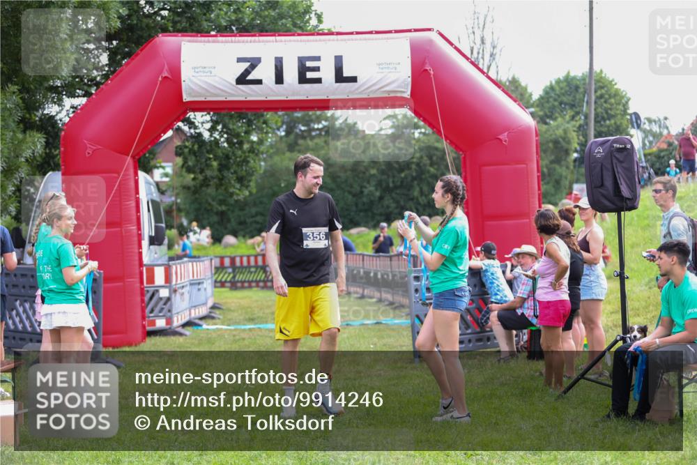 21.06.2026 - 29. Vierlanden-Triathlon Andreas Tolksdorf http://msf.ph/oto/9914246 21.06.2026 11:21:17 Ziel 439 meine-sportfotos.de