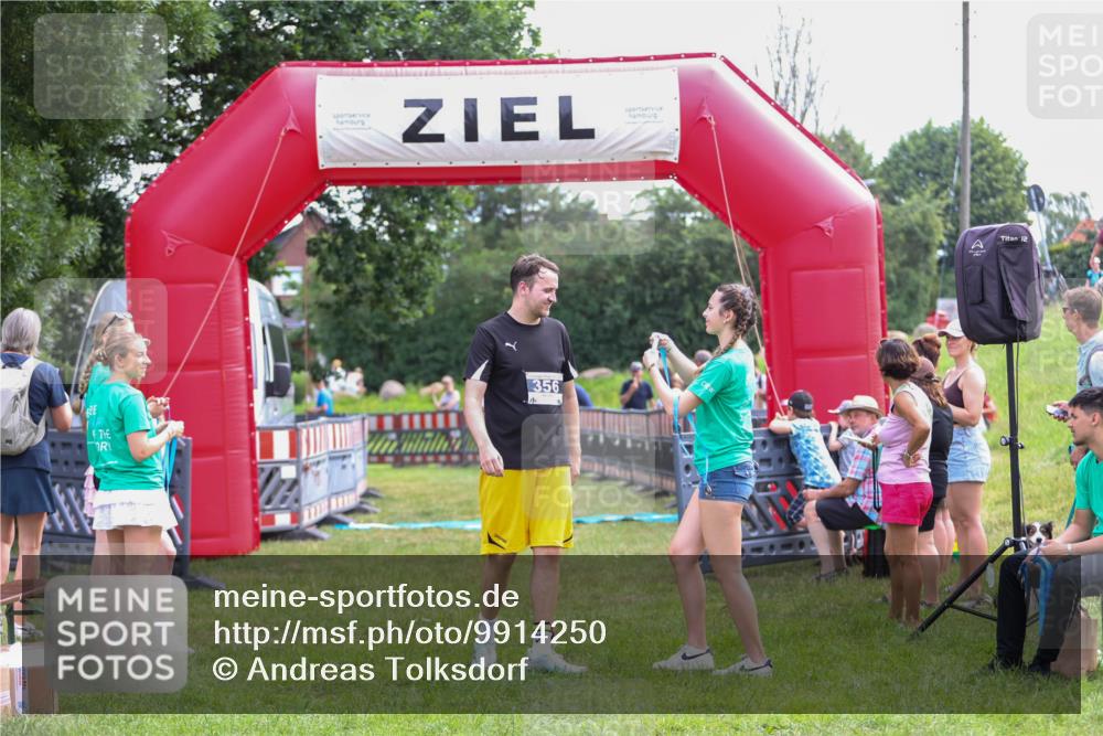 21.06.2026 - 29. Vierlanden-Triathlon Andreas Tolksdorf http://msf.ph/oto/9914250 21.06.2026 11:21:17 Ziel 439 meine-sportfotos.de