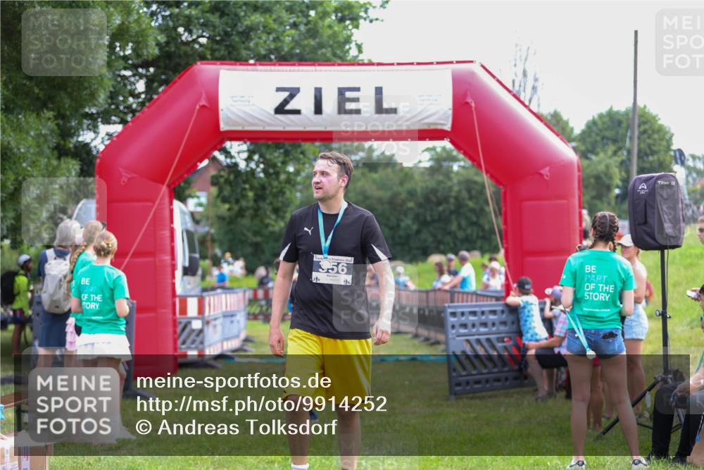 21.06.2026 - 29. Vierlanden-Triathlon Andreas Tolksdorf http://msf.ph/oto/9914252 21.06.2026 11:21:21 Ziel 439 meine-sportfotos.de