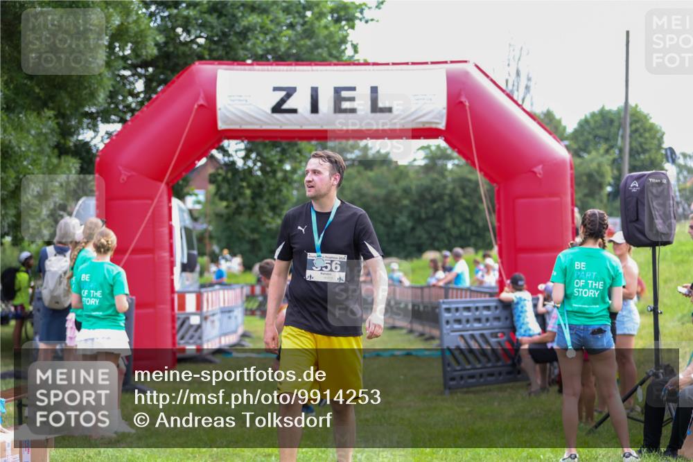 21.06.2026 - 29. Vierlanden-Triathlon Andreas Tolksdorf http://msf.ph/oto/9914253 21.06.2026 11:21:22 Ziel 411, 439 meine-sportfotos.de