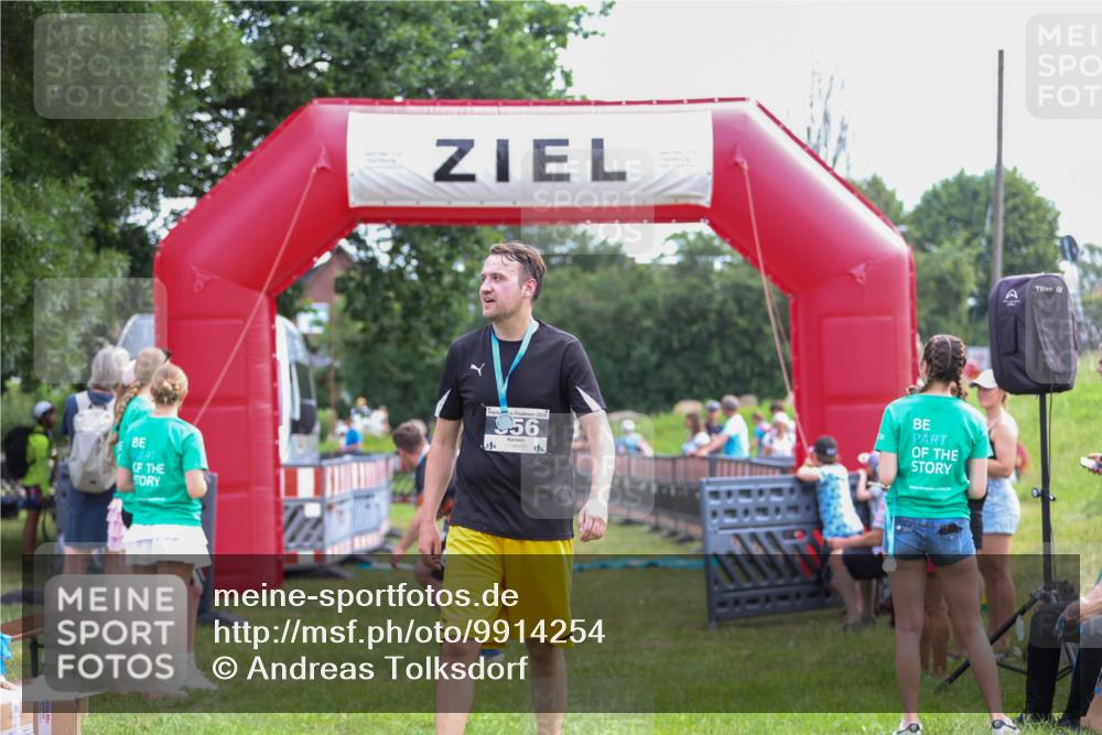 21.06.2026 - 29. Vierlanden-Triathlon Andreas Tolksdorf http://msf.ph/oto/9914254 21.06.2026 11:21:22 Ziel 411, 439 meine-sportfotos.de